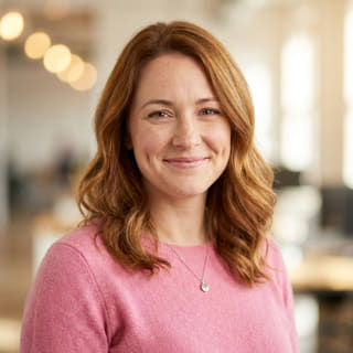 Emily Watson, identificada como Responsável pelo Apoio ao Cliente em Píncaro Capitável, em imagem de perfil
